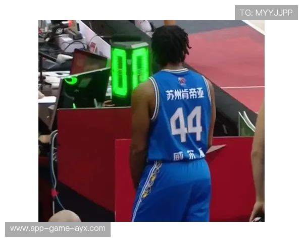 天津外援单挑过人，后撤步三分干净利落——场上技艺的成长之路